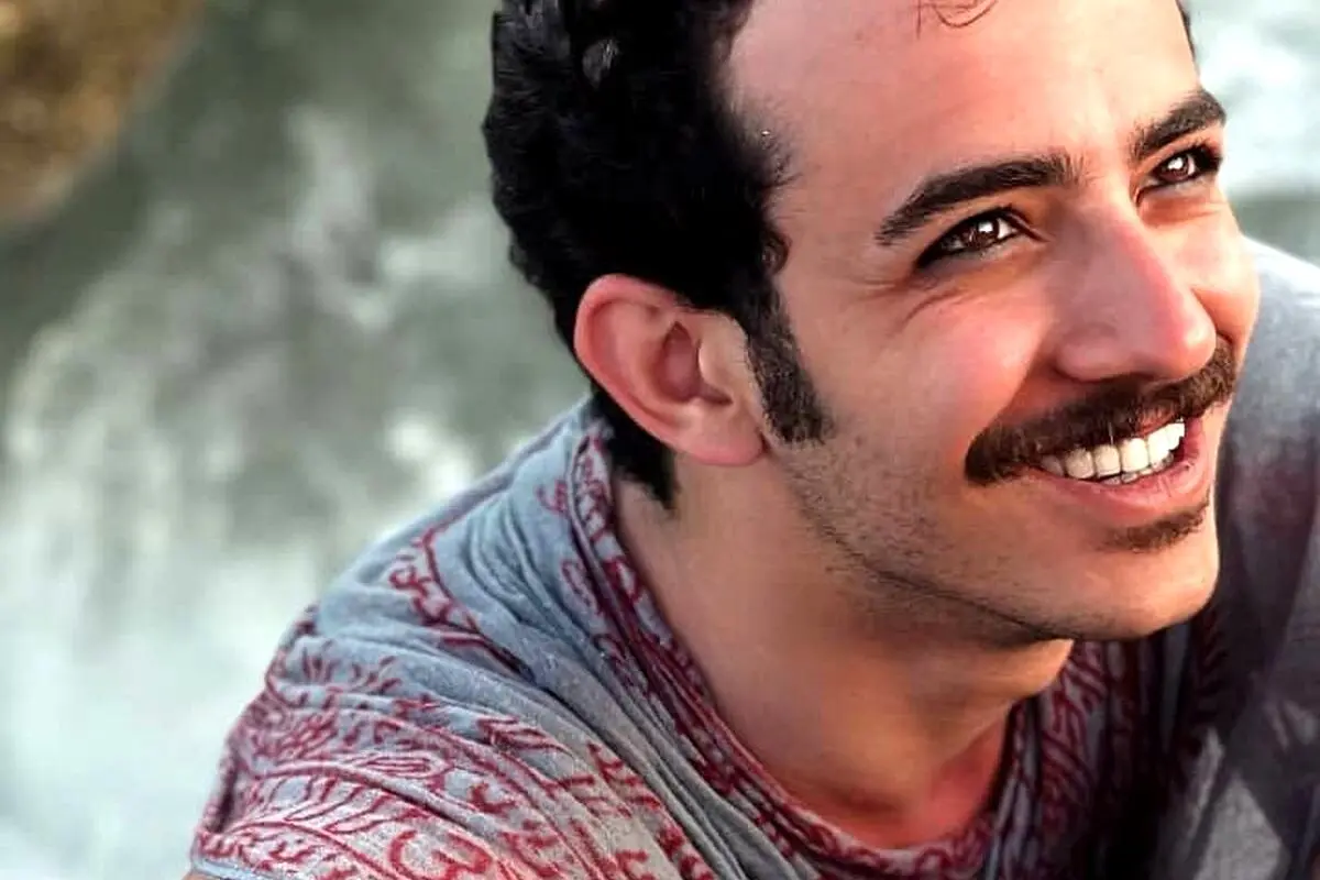 علی شادمان در پست اینستاگرامی با ژست مدلینگ و پیام انگیزشی: «اگر از سر بریده می‌ترسیدیم، در جمع عاشقان نمی‌رقصیدیم»