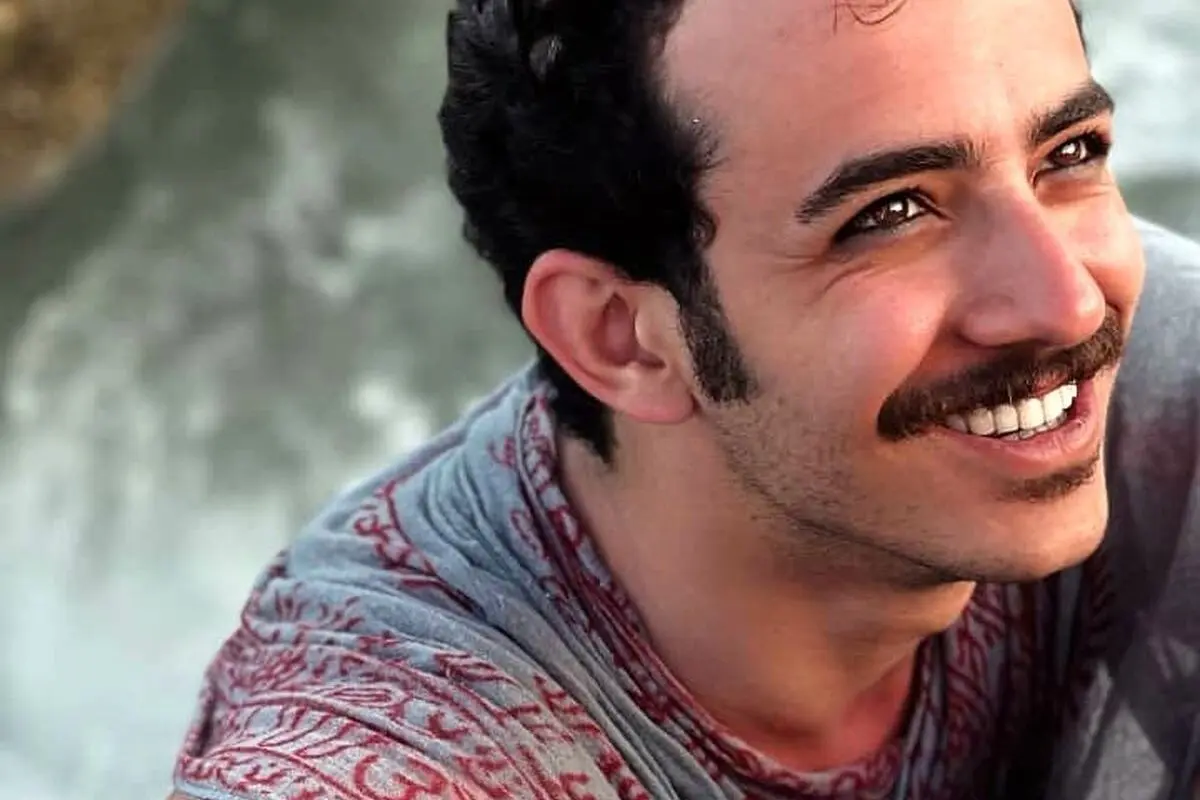 علی شادمان در پست اینستاگرامی با ژست مدلینگ و پیام انگیزشی: «اگر از سر بریده می‌ترسیدیم، در جمع عاشقان نمی‌رقصیدیم»