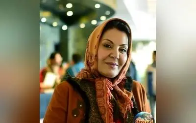 میز عزای ساده و شیک زهره حمیدی؛ تصویری از دیزاین زیبا با گُل، شمع، قرآن و حلوا در سوگ بازیگر پیشکسوت سینمای ایران