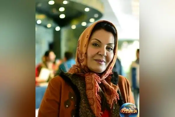 میز عزای ساده و شیک زهره حمیدی؛ تصویری از دیزاین زیبا با گُل، شمع، قرآن و حلوا در سوگ بازیگر پیشکسوت سینمای ایران