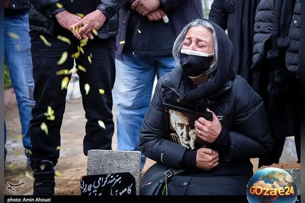 تصاویر و جزئیات غم‌انگیز وداع نسرین مرادی با همسر کارگردان در مراسم خاکسپاری پرتویی | حضور سروش صحت و جعفر پناهی در تشییع پیکر