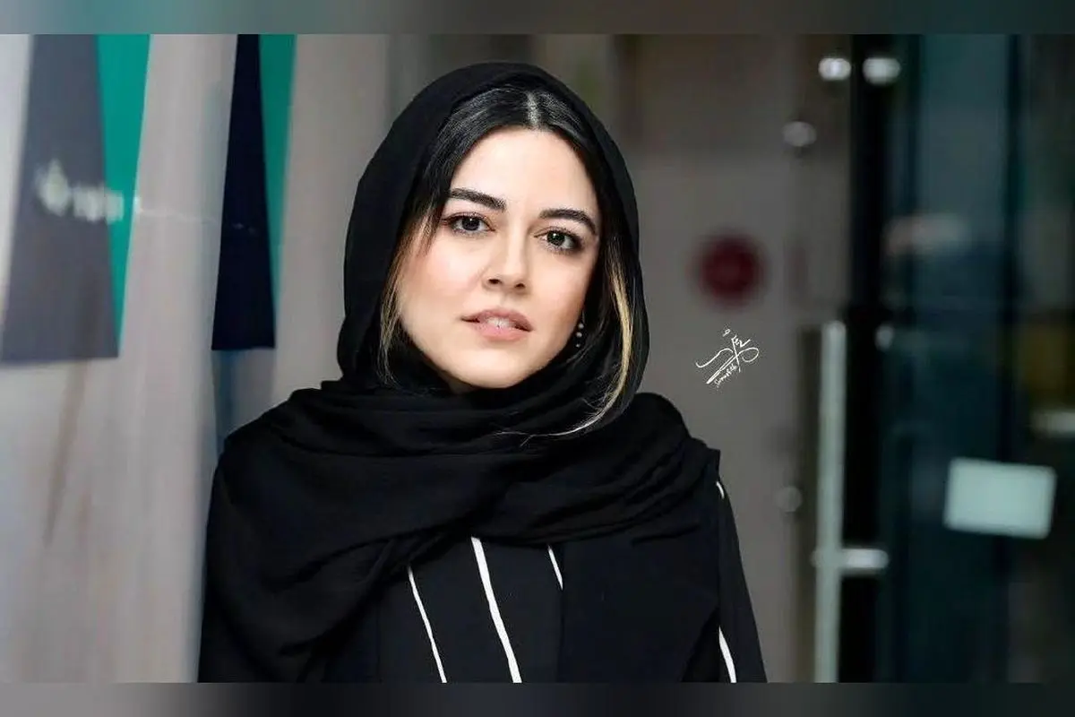 عکسی متفاوت از ماهور الوند در دکوراسیون مدرن با لوستر، میز چوبی و دیوار خیره‌کننده