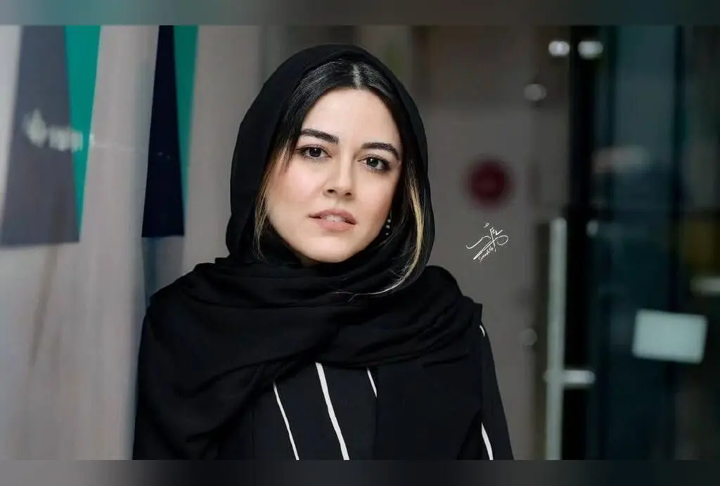 عکسی متفاوت از ماهور الوند در دکوراسیون مدرن با لوستر، میز چوبی و دیوار خیره‌کننده