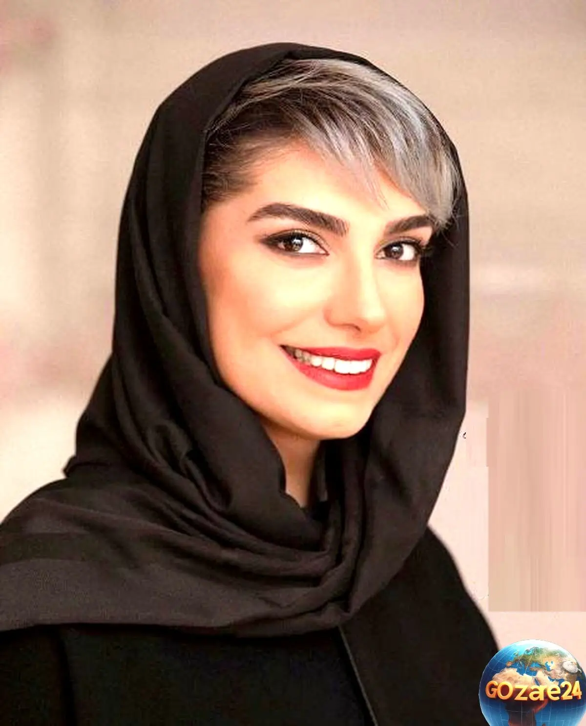 الیکا عبدالرزاقی در افتتاحیه سالن زیبایی با مانتوی مزونی و گلدوزی؛ لحظه‌ای آرام و خاص در کنار هنرمندان