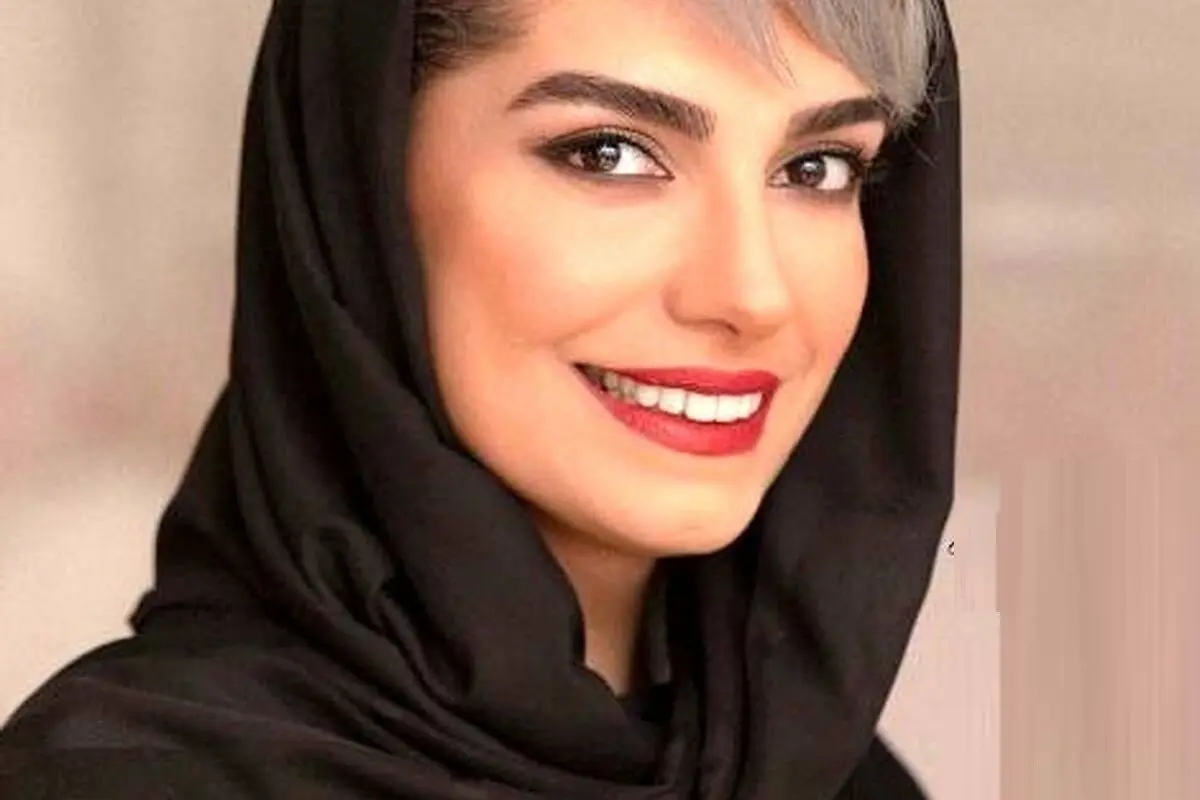 الیکا عبدالرزاقی در افتتاحیه سالن زیبایی با مانتوی مزونی و گلدوزی؛ لحظه‌ای آرام و خاص در کنار هنرمندان