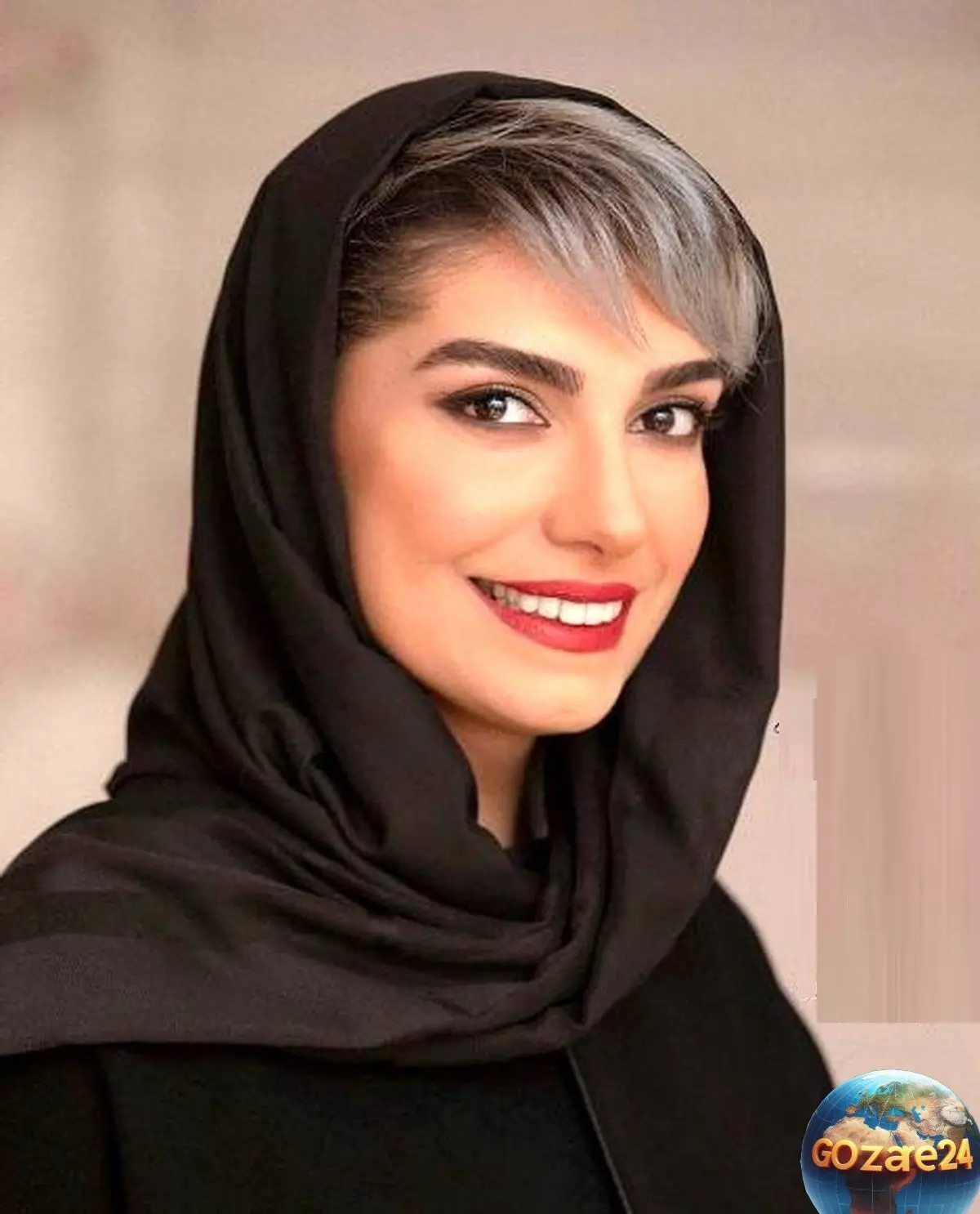 الیکا عبدالرزاقی در افتتاحیه سالن زیبایی با مانتوی مزونی و گلدوزی؛ لحظه‌ای آرام و خاص در کنار هنرمندان