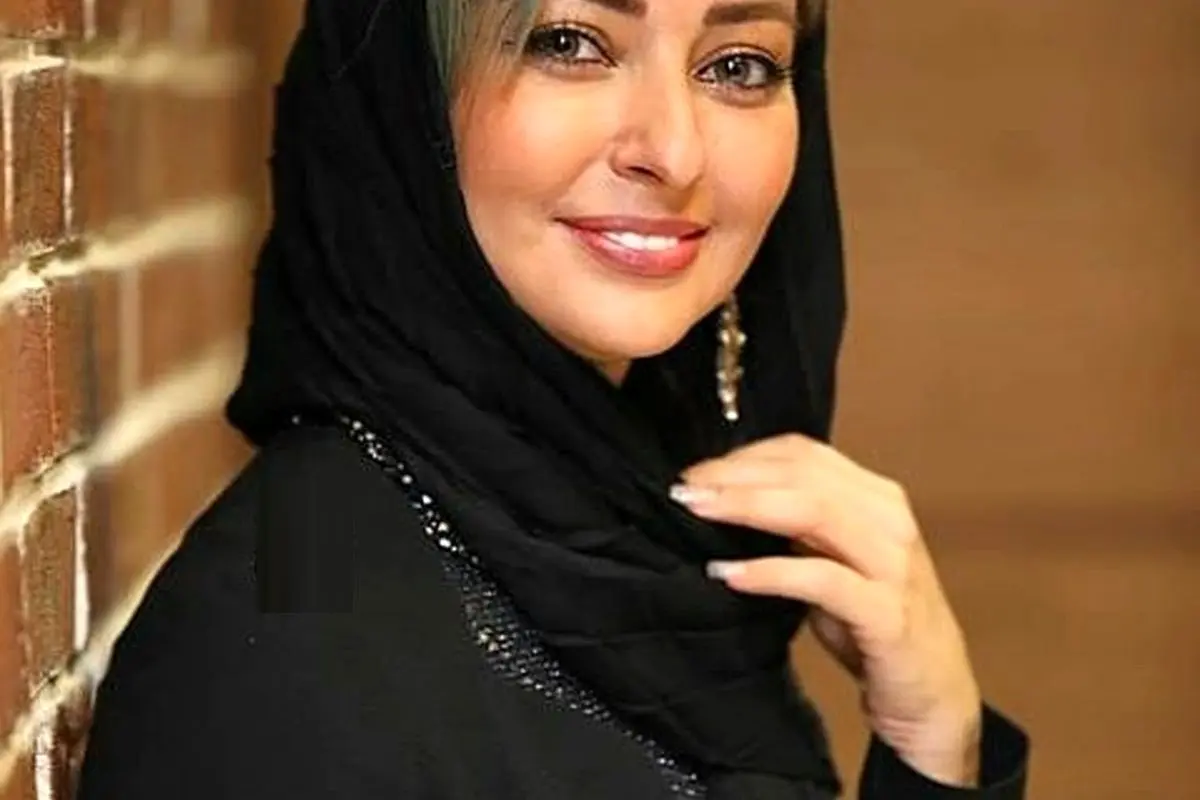 نفیسه روشن در جدیدترین عکس اینستاگرامش ماشین لوکس با سانروف خاص را نشان داد