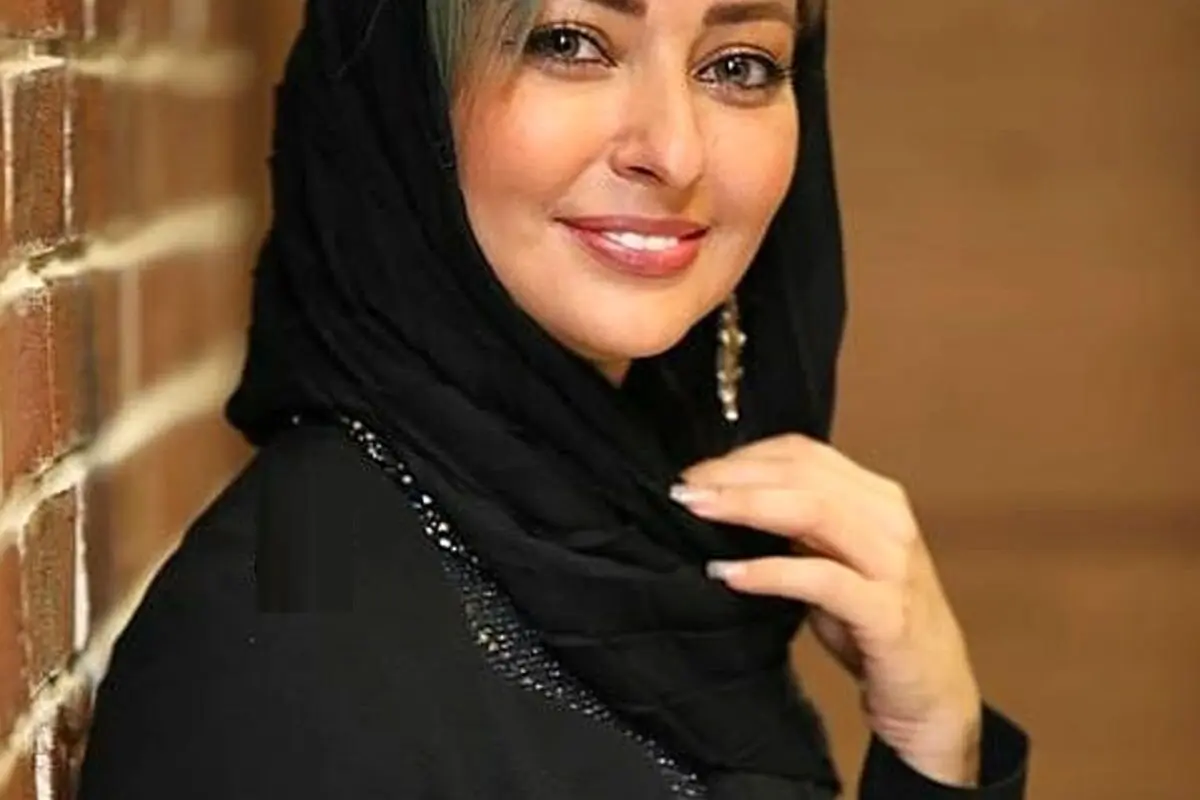 نفیسه روشن در جدیدترین عکس اینستاگرامش ماشین لوکس با سانروف خاص را نشان داد