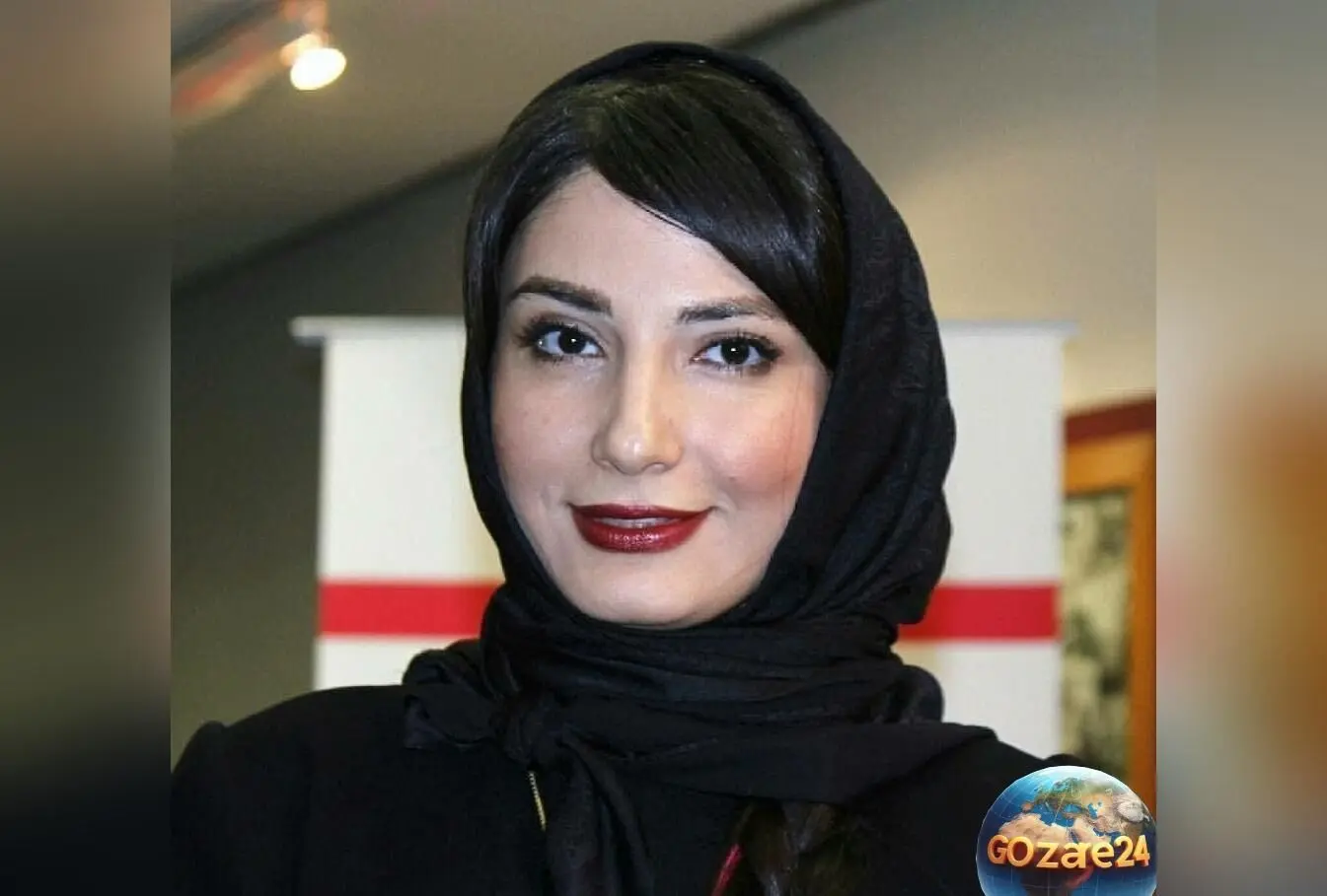 استایل زمستانی و مونوکروم سمیرا حسن پور کنار دریا با تیشرت کارتونی و چکیده بیوگرافی بازیگر ایرانی