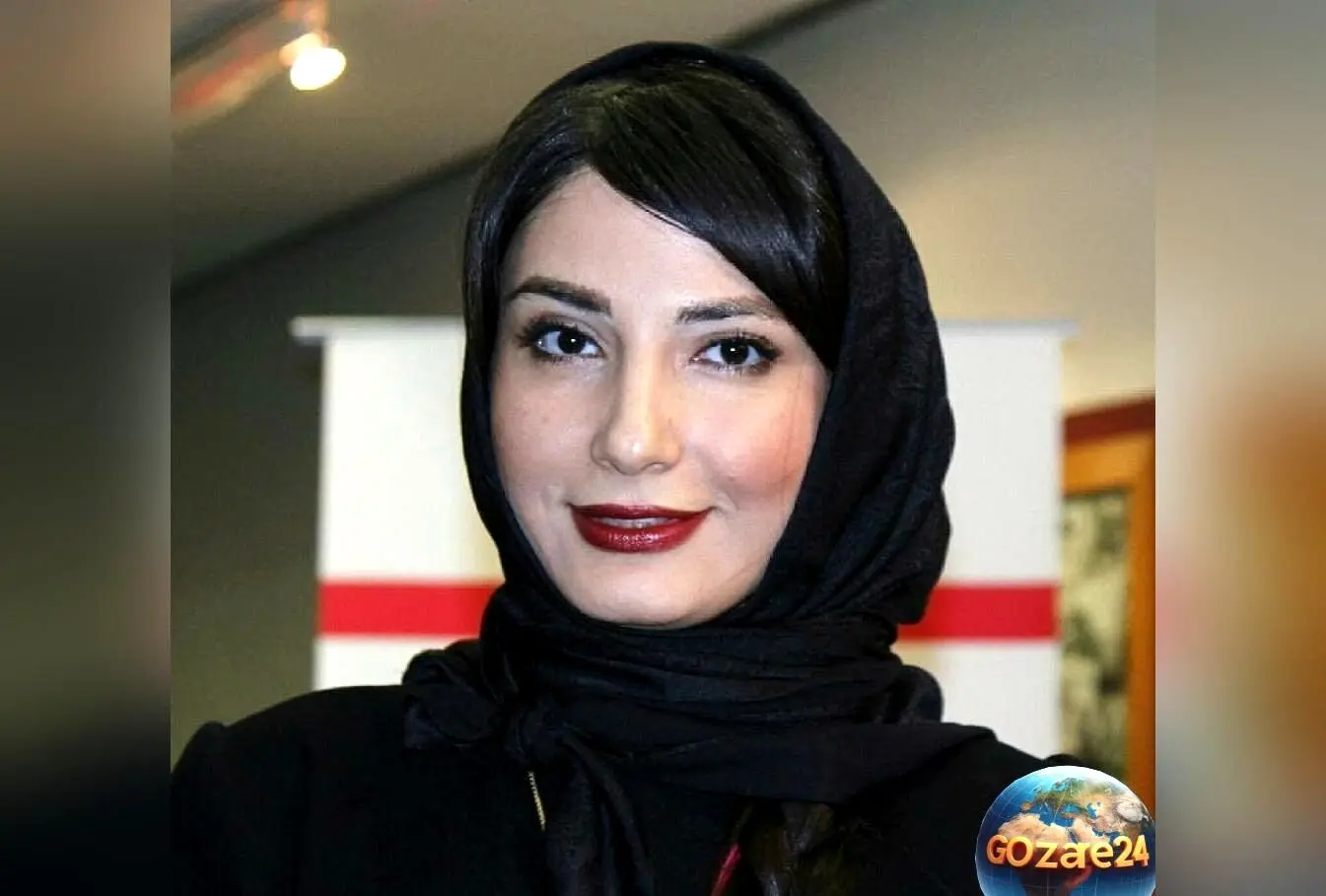 استایل زمستانی و مونوکروم سمیرا حسن پور کنار دریا با تیشرت کارتونی و چکیده بیوگرافی بازیگر ایرانی