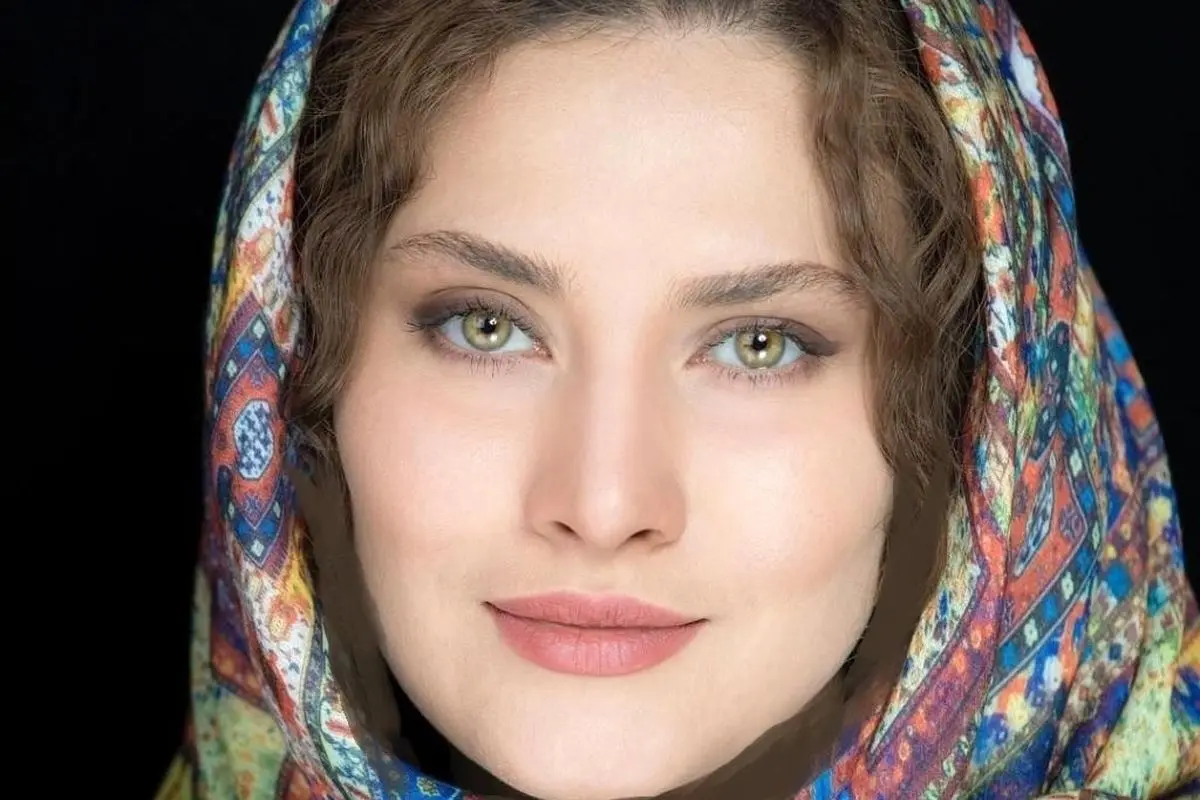 تصاویر لوکس و دیدنی از دکوراسیون منزل ساناز سعیدی با لوسترهای مجلل، مبلمان شیک و کتابخانه‌ای خاص