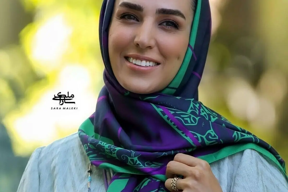 سوگل طهماسبی با مانتوی باحجاب و طرح پروانهای در اولین سالگرد ازدواجش، استایلی متفاوت و شیک