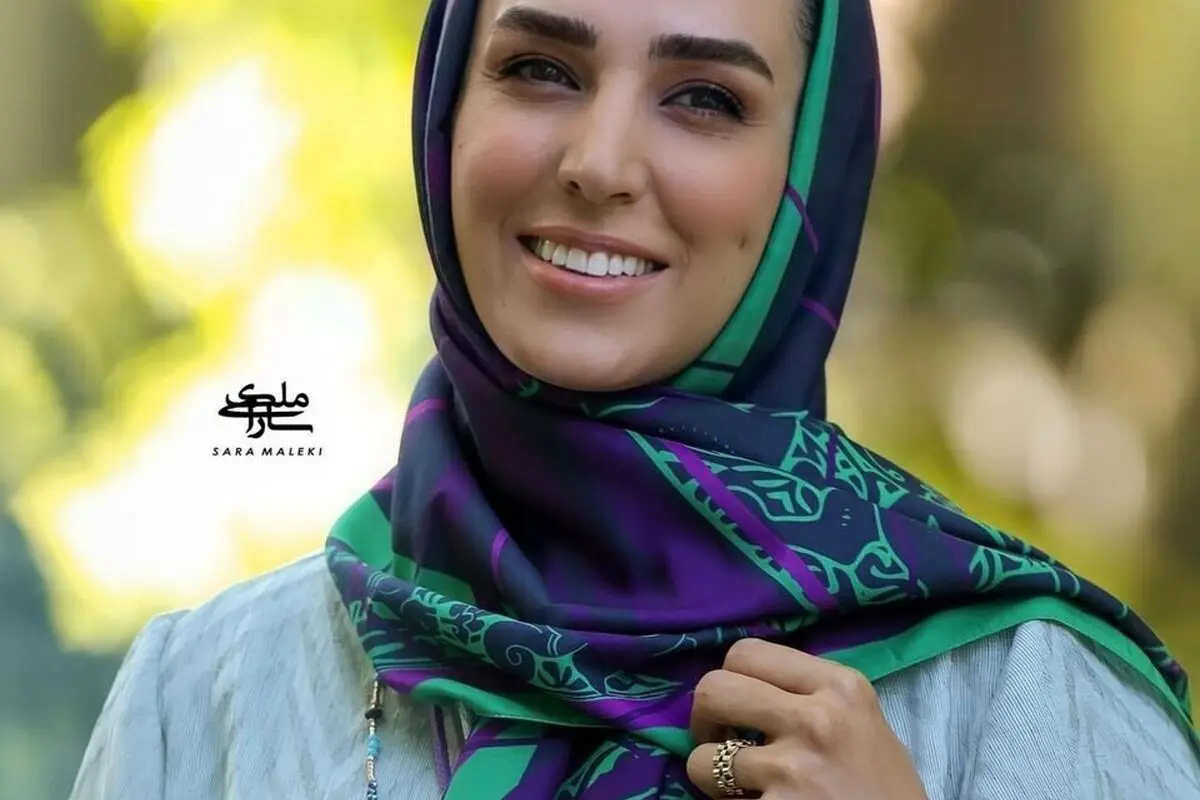 سوگل طهماسبی با مانتوی باحجاب و طرح پروانه‌ای در اولین سالگرد ازدواجش، استایلی متفاوت و شیک