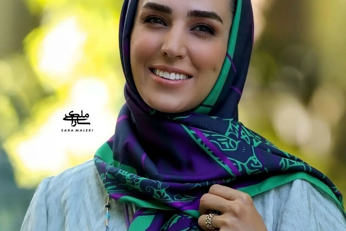 سوگل طهماسبی با مانتوی باحجاب و طرح پروانه‌ای در اولین سالگرد ازدواجش، استایلی متفاوت و شیک