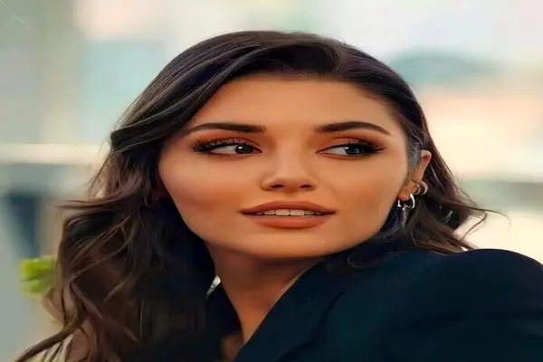 عکس جدید و دیده‌نشده از هانده ارچل با روسری و استایل متفاوت در استانبول!
