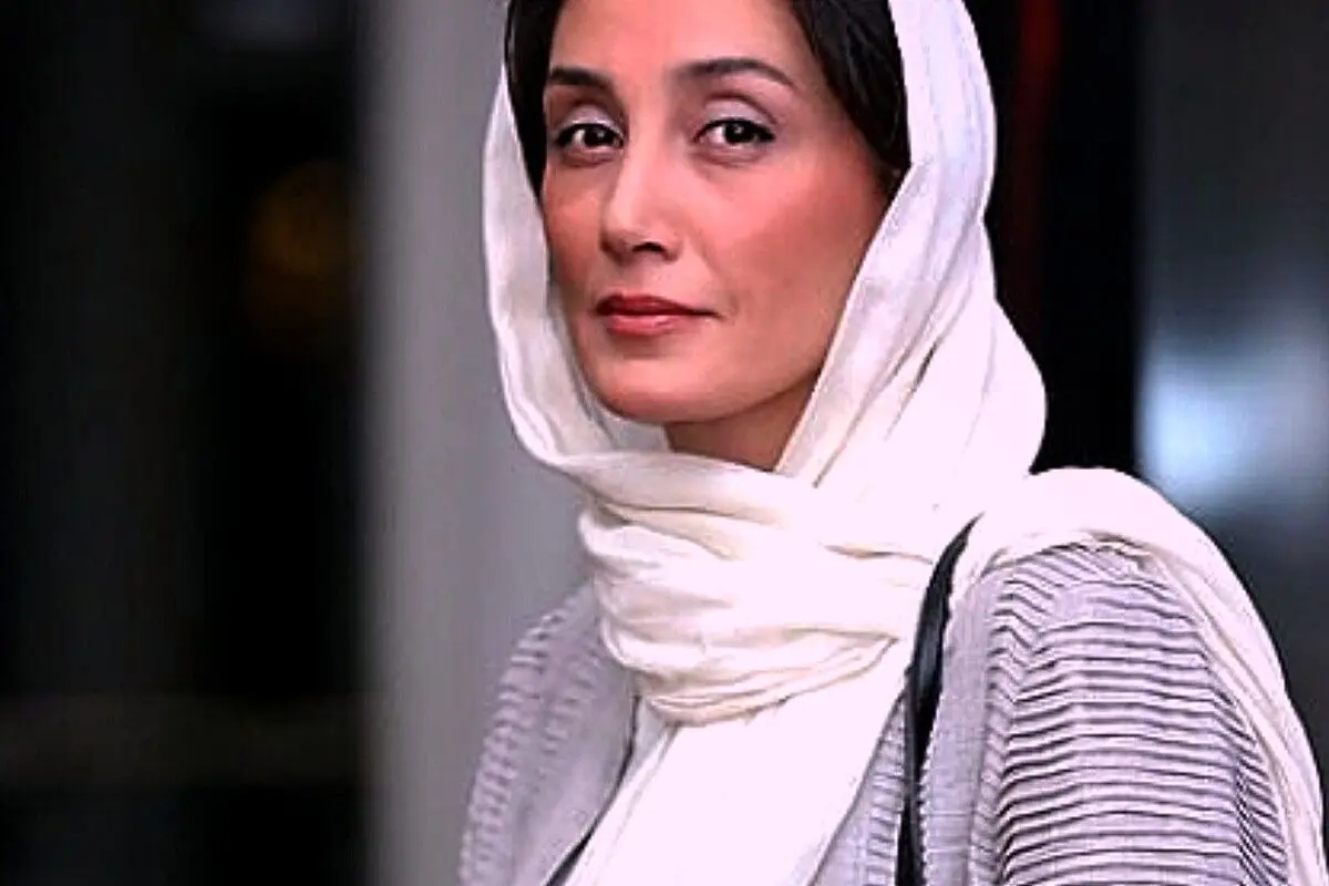 هدیه تهرانی سوپراستار سینما در حال جابه‌جایی چوب‌های سنگین + عکس | زورآزمایی خانم بازیگر در صحنه‌ای دیدنی