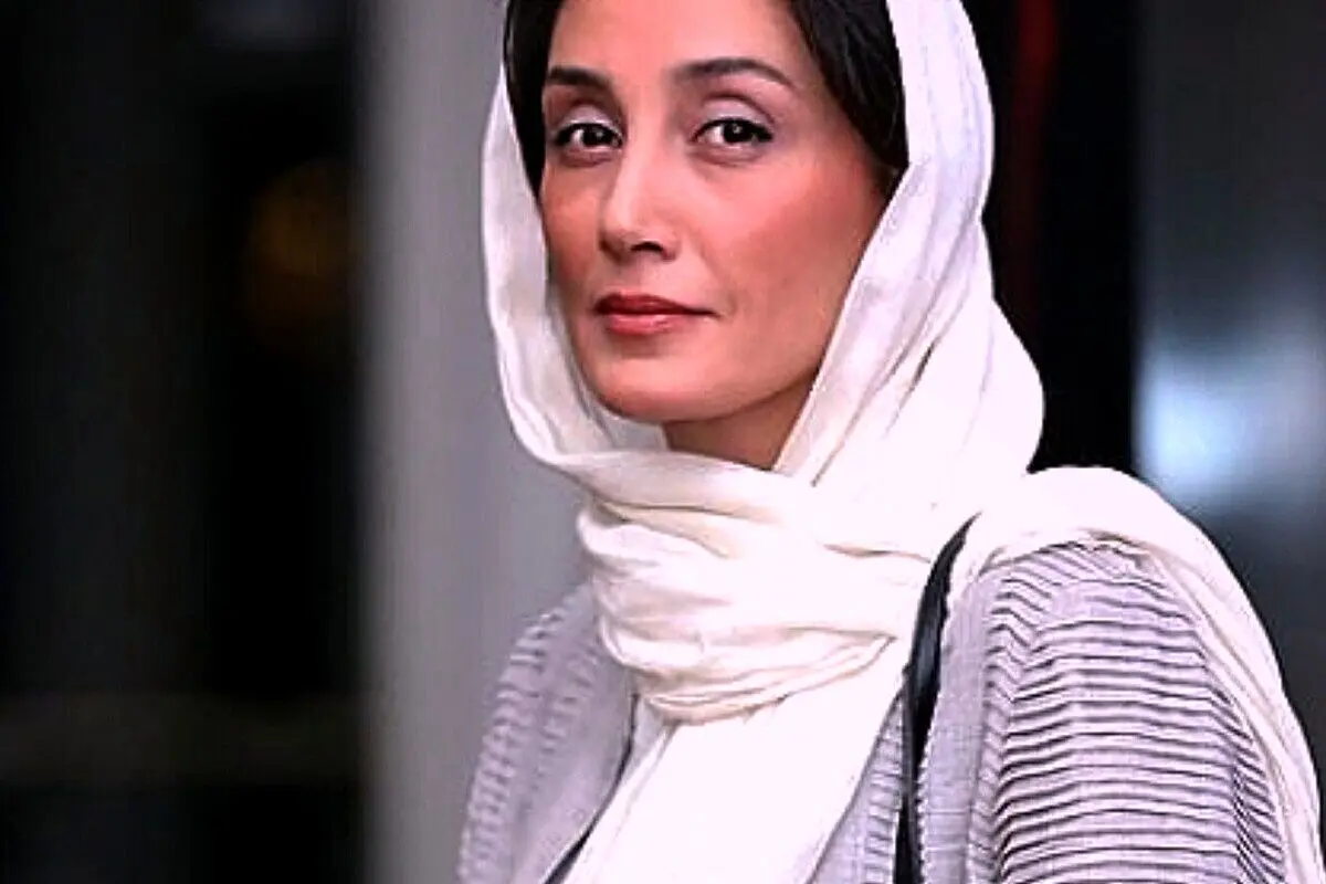 هدیه تهرانی سوپراستار سینما در حال جابه‌جایی چوب‌های سنگین + عکس | زورآزمایی خانم بازیگر در صحنه‌ای دیدنی