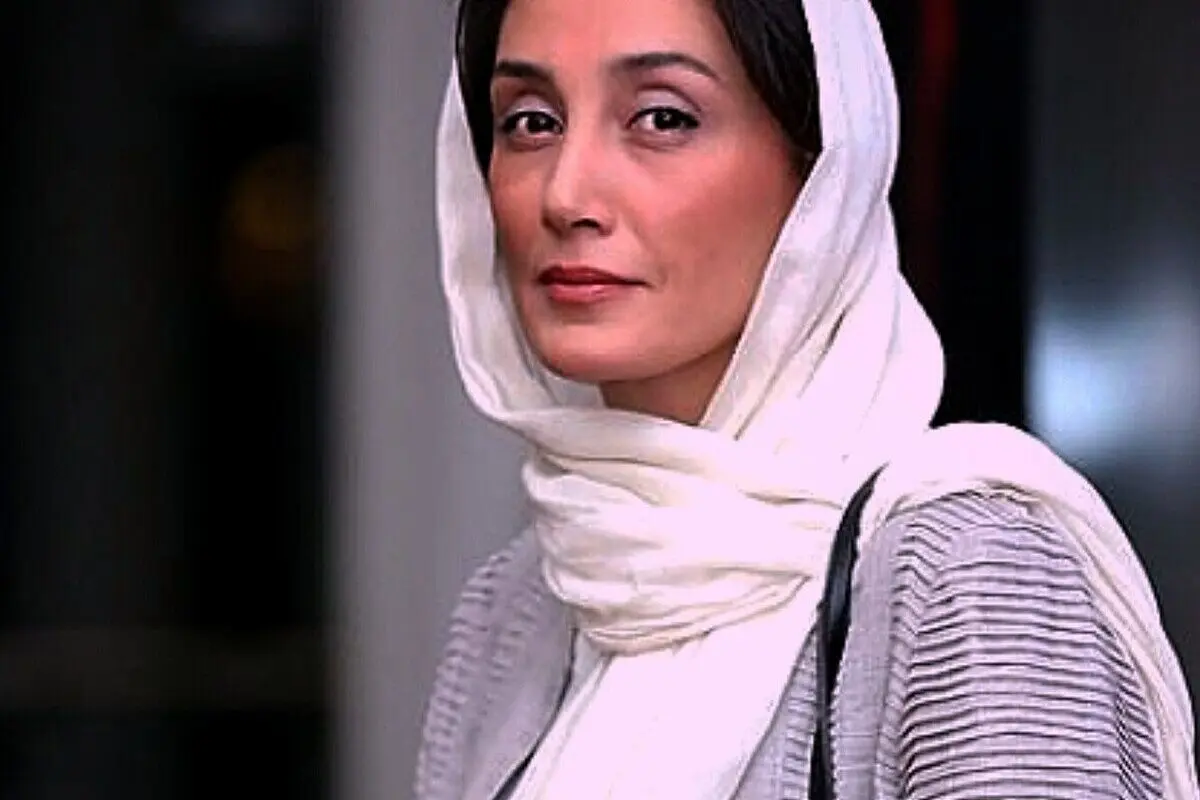 هدیه تهرانی سوپراستار سینما در حال جابه‌جایی چوب‌های سنگین + عکس | زورآزمایی خانم بازیگر در صحنه‌ای دیدنی