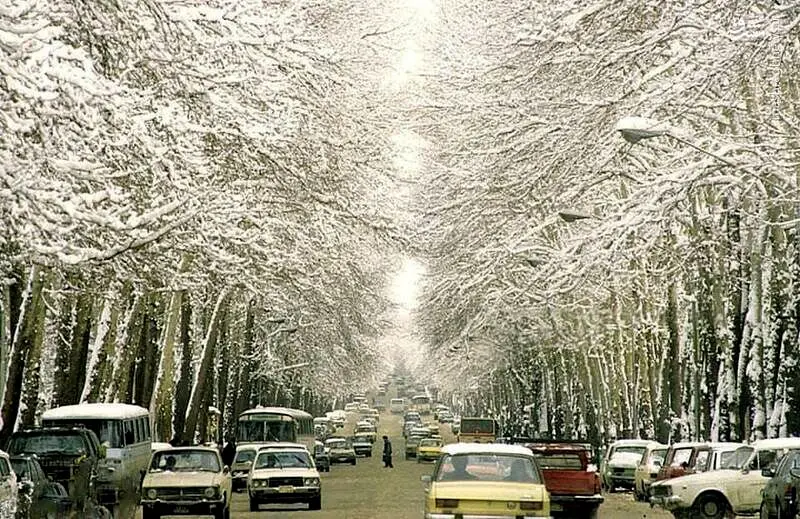تصویری جالب و نوستالوژیک از تاکسی‌های قدیمی پیکان که علیرضا خمسه منتشر کرد
