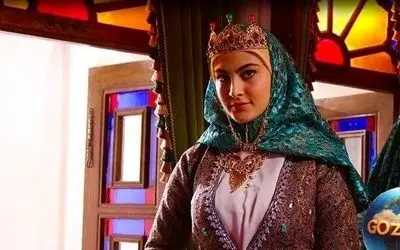 رونمایی از مادر واقعی مریم مومن در «بانوی عمارت» + عکس و جزئیات شباهت حیرت‌انگیز