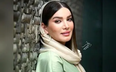 آشپزخانه مدرن با کابینت‌های سفید و کاشی‌های سبز؛ طراحی داخلی پرانرژی و نورانی متین ستوده