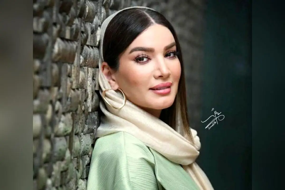 آشپزخانه مدرن با کابینت‌های سفید و کاشی‌های سبز؛ طراحی داخلی پرانرژی و نورانی متین ستوده