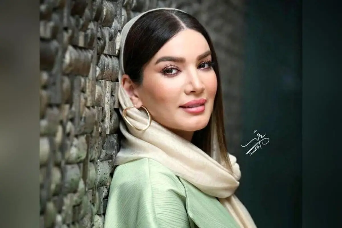 آشپزخانه مدرن با کابینت‌های سفید و کاشی‌های سبز؛ طراحی داخلی پرانرژی و نورانی متین ستوده