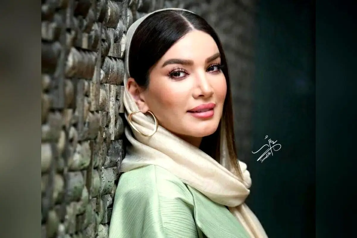 آشپزخانه مدرن با کابینت‌های سفید و کاشی‌های سبز؛ طراحی داخلی پرانرژی و نورانی متین ستوده