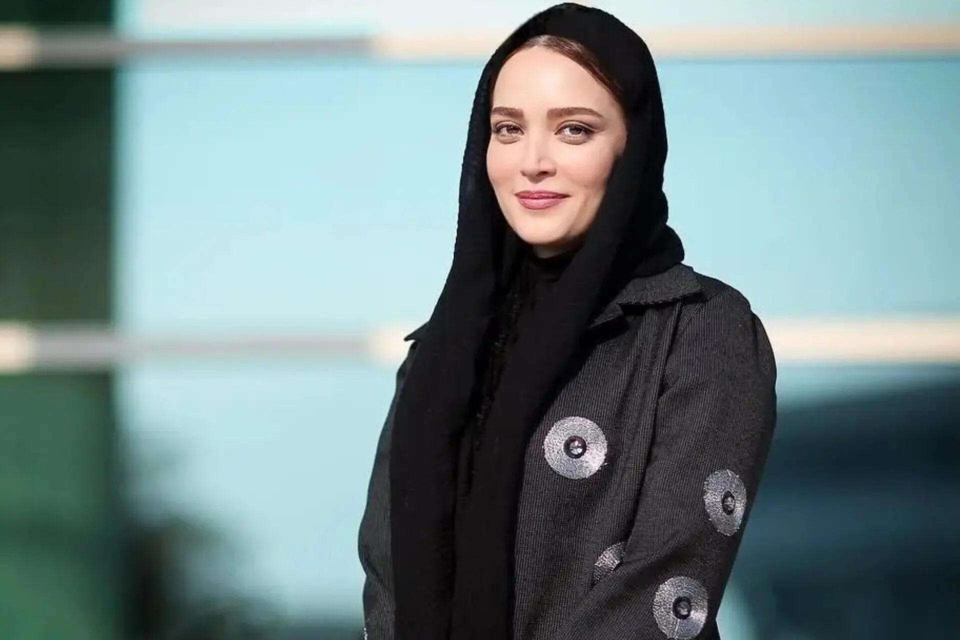 استایل متفاوت و متین بهنوش طباطبایی در دانشگاه | دیدار با استاد و دانشجویان + عکس