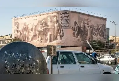 رونمایی مجسمه «زانو زدن‌های برابر ایران» در میدان انقلاب همزمان با پایان پویش ملی همبستگی و هویت ایرانی