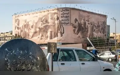 رونمایی مجسمه «زانو زدن‌های برابر ایران» در میدان انقلاب همزمان با پایان پویش ملی همبستگی و هویت ایرانی