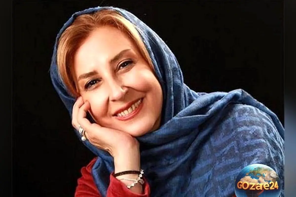 مرجانه گلچین در عکس دونفری با مجسمه زن، استایل شیک و آرام‌بخش با رنگ آبی روشن را نشان می‌دهد