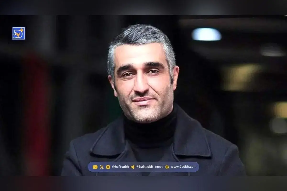 دکوراسیون شاهانه پژمان جمشیدی با مبلمان کلاسیک، آیینه برنزی و شعمدان طلایی در خانه لوکس و مجلل