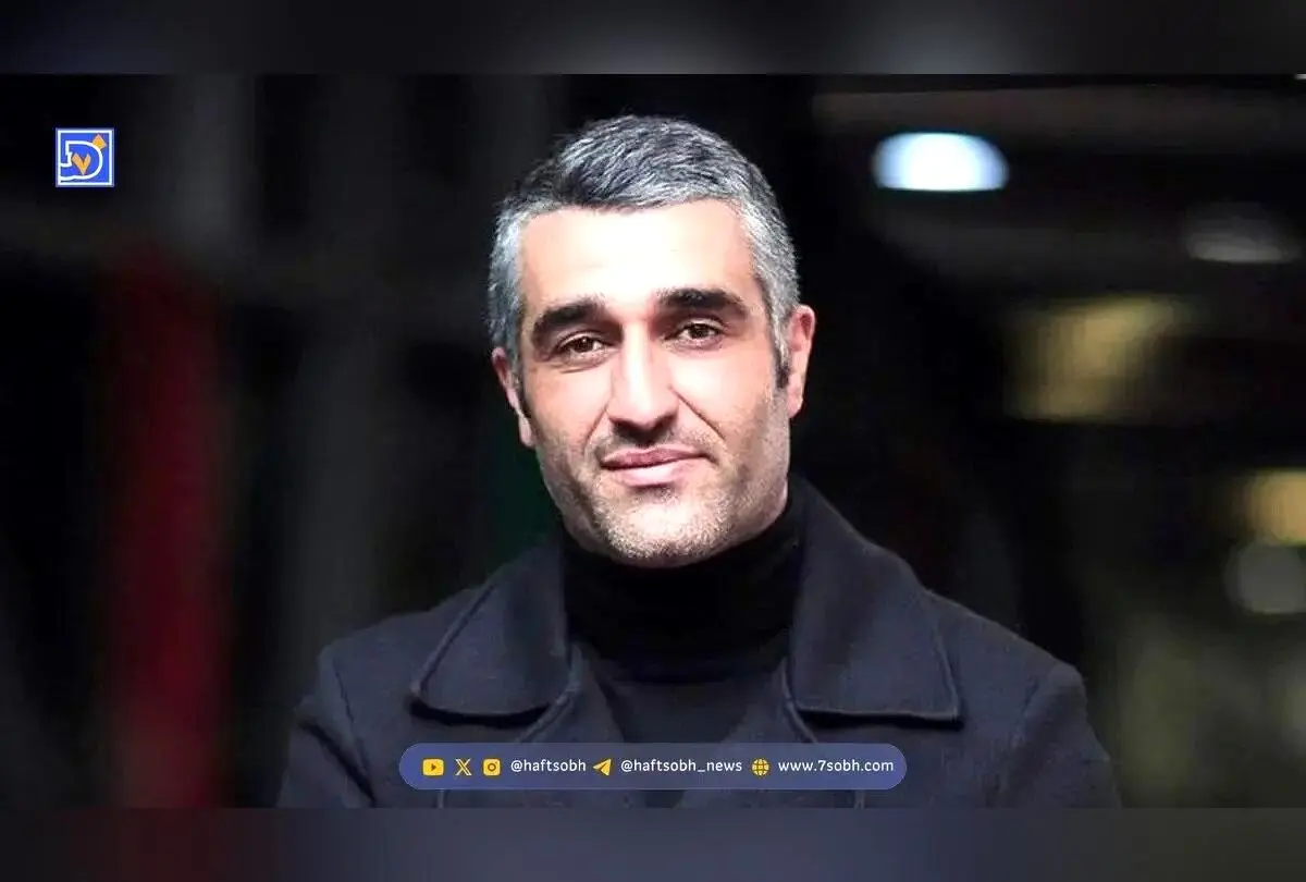 دکوراسیون شاهانه پژمان جمشیدی با مبلمان کلاسیک، آیینه برنزی و شعمدان طلایی در خانه لوکس و مجلل