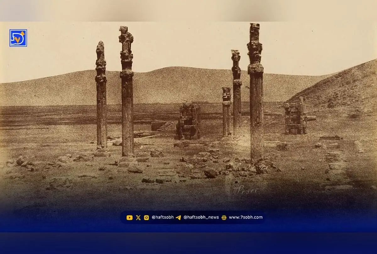 تصویر تاریخی زنان روستایی در کنار دروازه ملل تخت‌جمشید، دهه ۳۰ شمسی