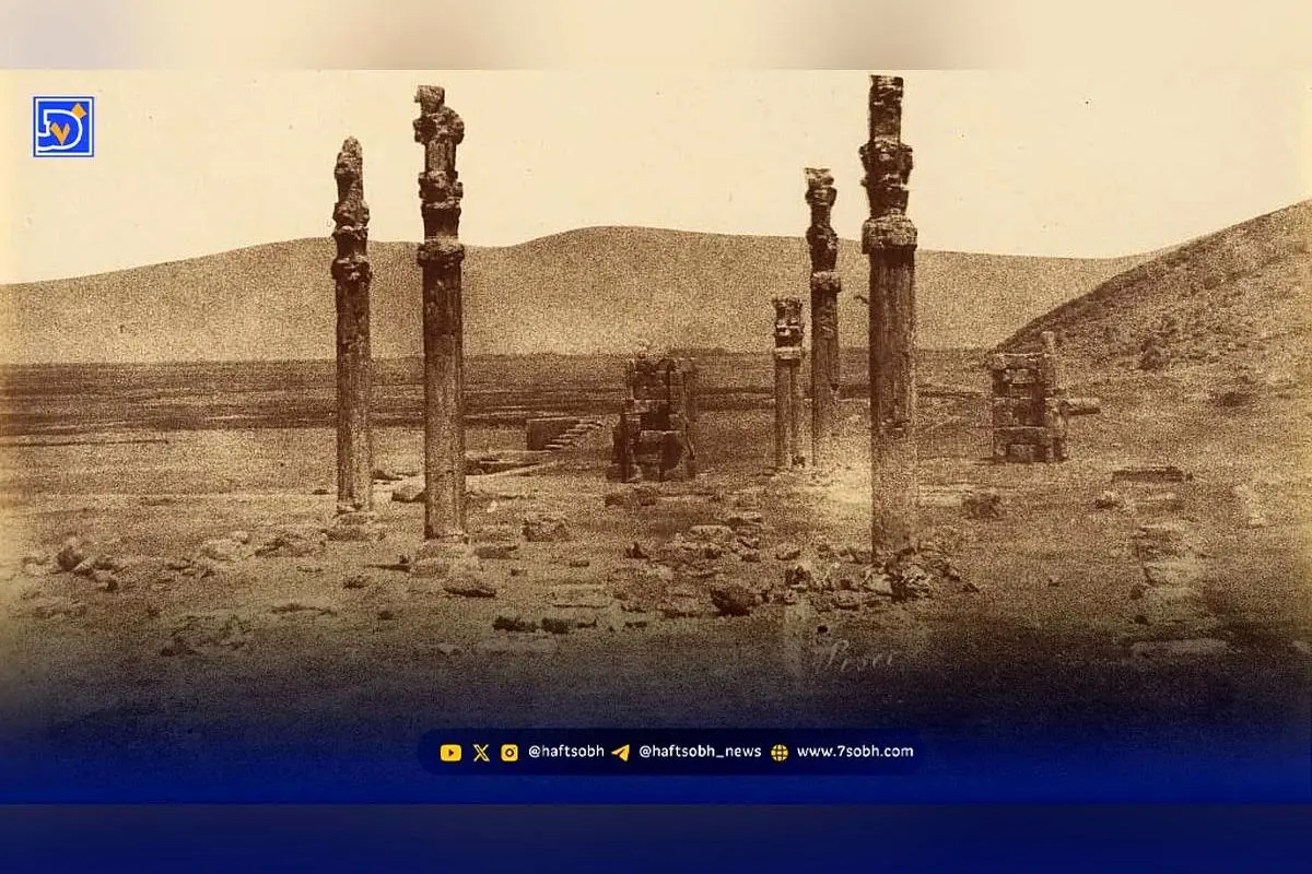 تصویر تاریخی زنان روستایی در کنار دروازه ملل تخت‌جمشید، دهه ۳۰ شمسی
