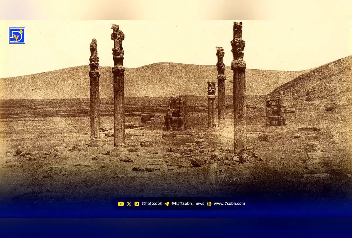 تصویر تاریخی زنان روستایی در کنار دروازه ملل تخت‌جمشید، دهه ۳۰ شمسی