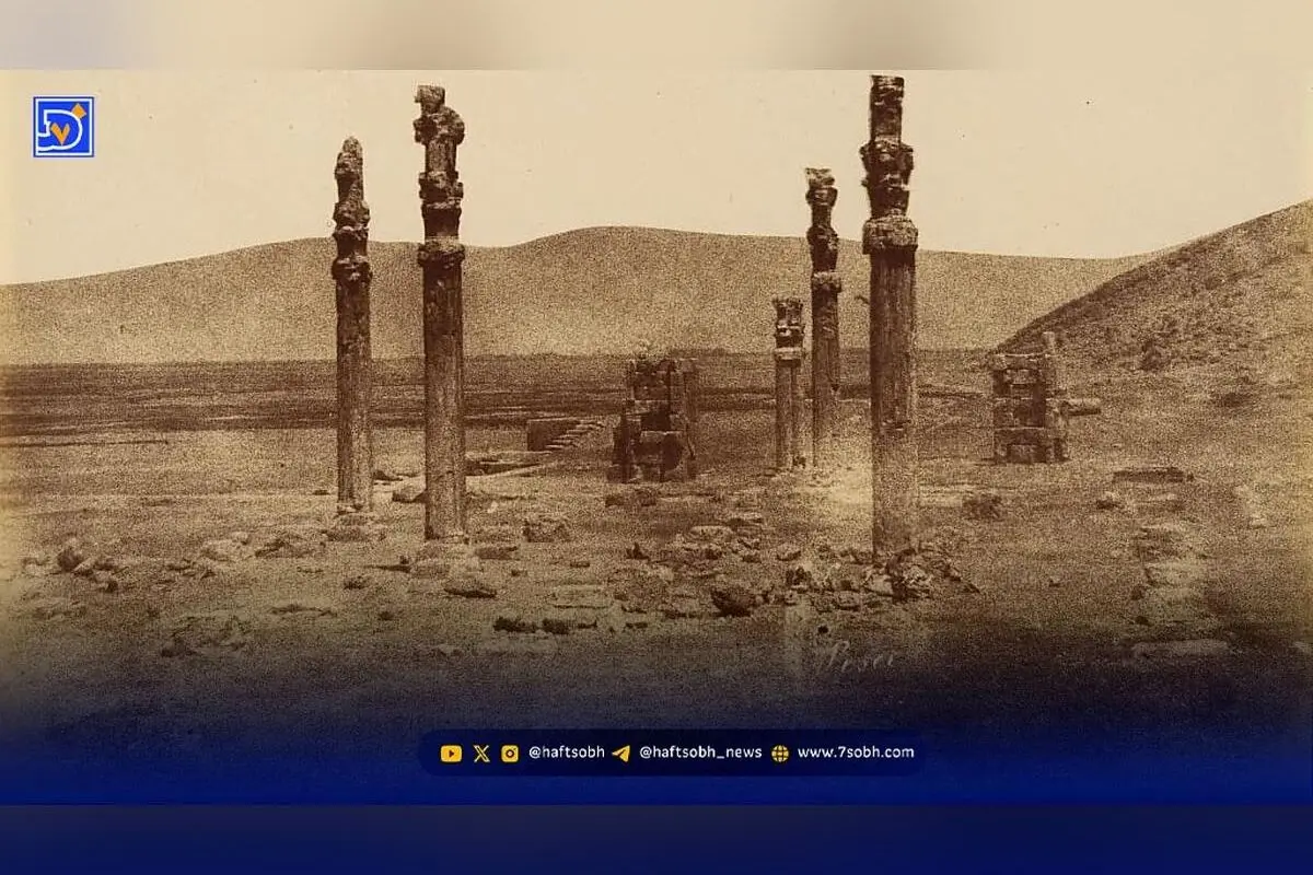 تصویر تاریخی زنان روستایی در کنار دروازه ملل تخت‌جمشید، دهه ۳۰ شمسی