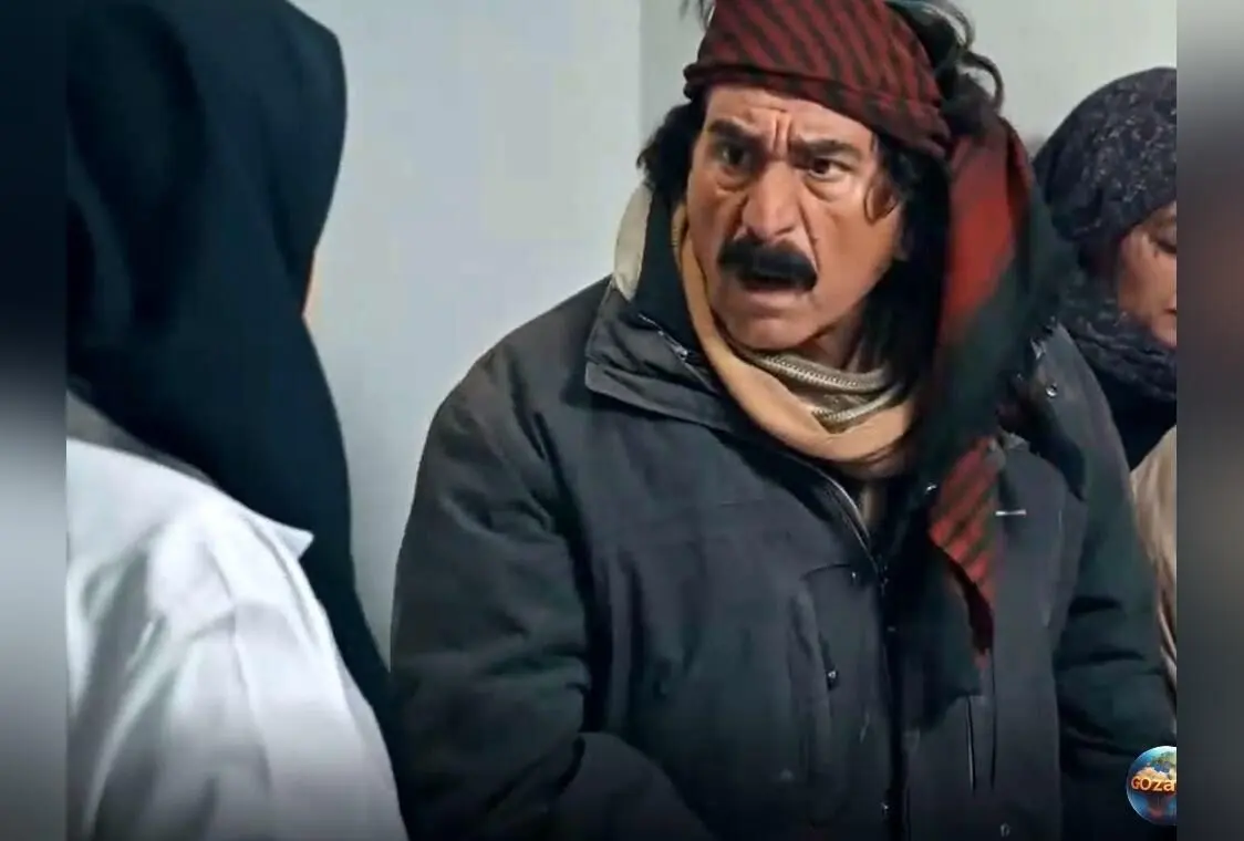 تصویر نادر و دیدنی سیروس میمنت در 65 سالگی کنار پوستر فیلم قیصر، نماد پیوند نسل‌های هنر ایران
