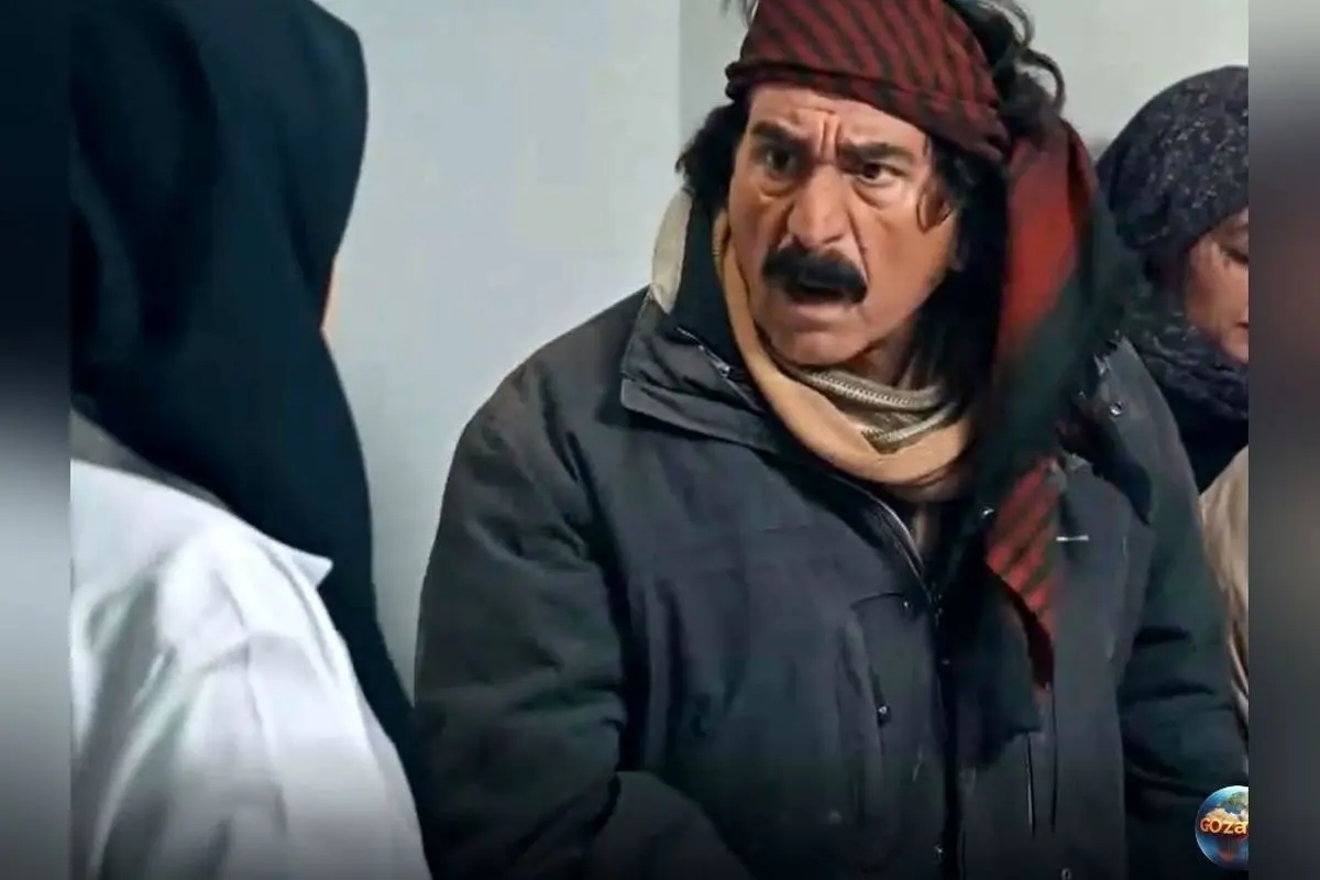 تصویر نادر و دیدنی سیروس میمنت در 65 سالگی کنار پوستر فیلم قیصر، نماد پیوند نسل‌های هنر ایران