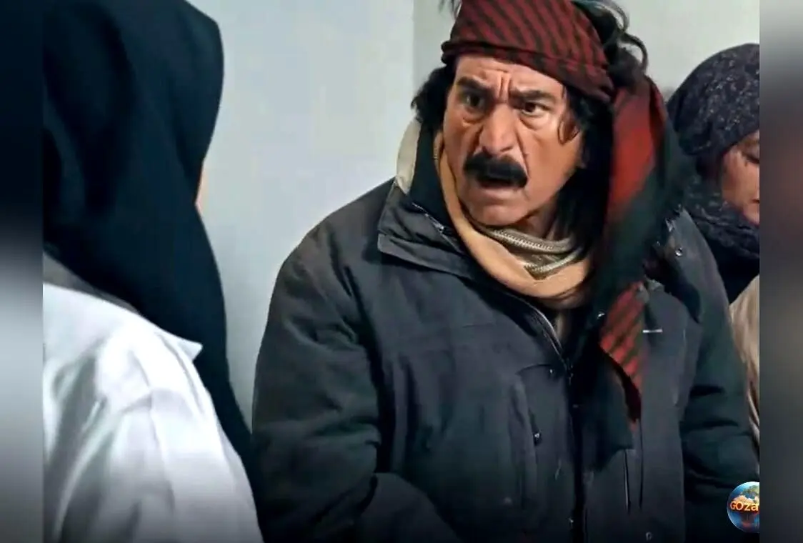 تصویر نادر و دیدنی سیروس میمنت در 65 سالگی کنار پوستر فیلم قیصر، نماد پیوند نسل‌های هنر ایران
