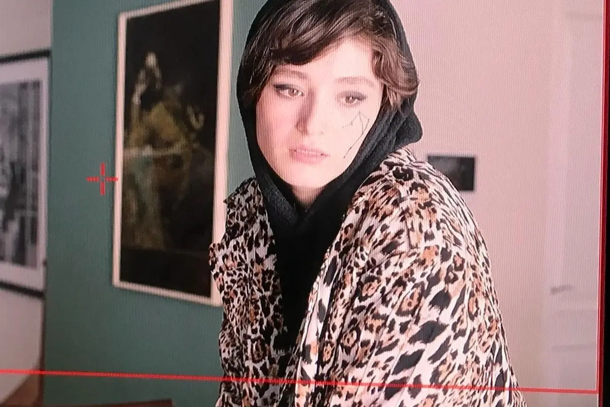 واکنش دیرهنگام فرشته حسینی به کشتار دختران افغان و انتقاد مجری تلویزیون از بی‌تفاوتی هنرمند