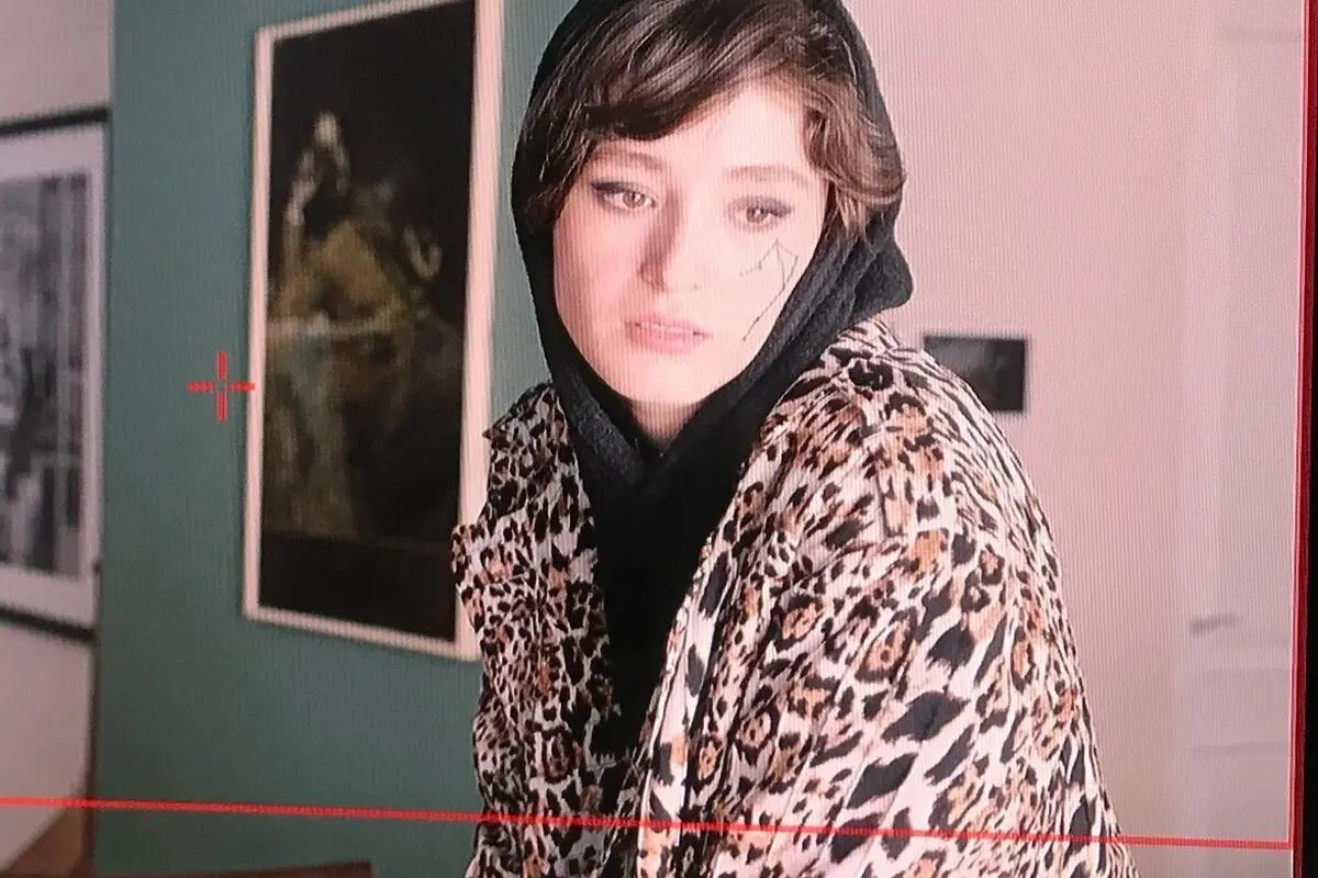 واکنش دیرهنگام فرشته حسینی به کشتار دختران افغان و انتقاد مجری تلویزیون از بی‌تفاوتی هنرمند