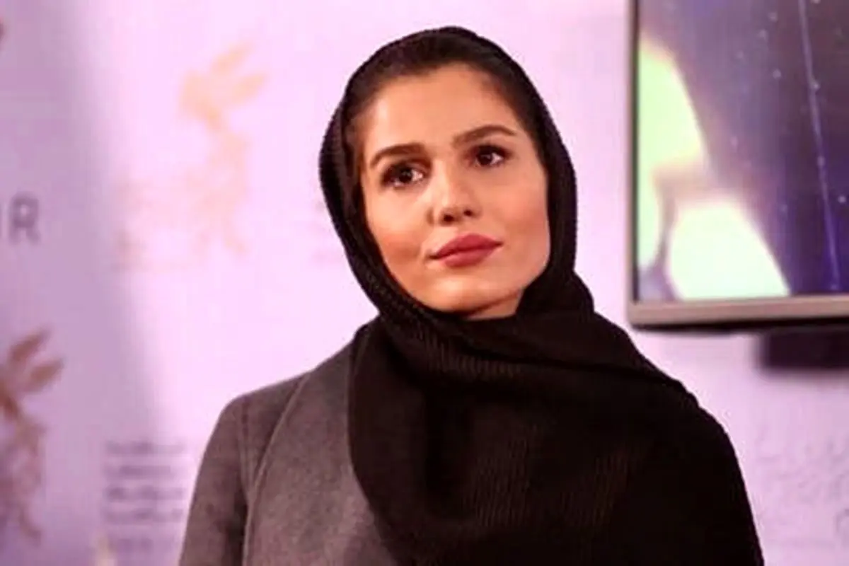 عکس کیوت مرجان اتفاقیان کنار برج ایفل در سفر به پاریس