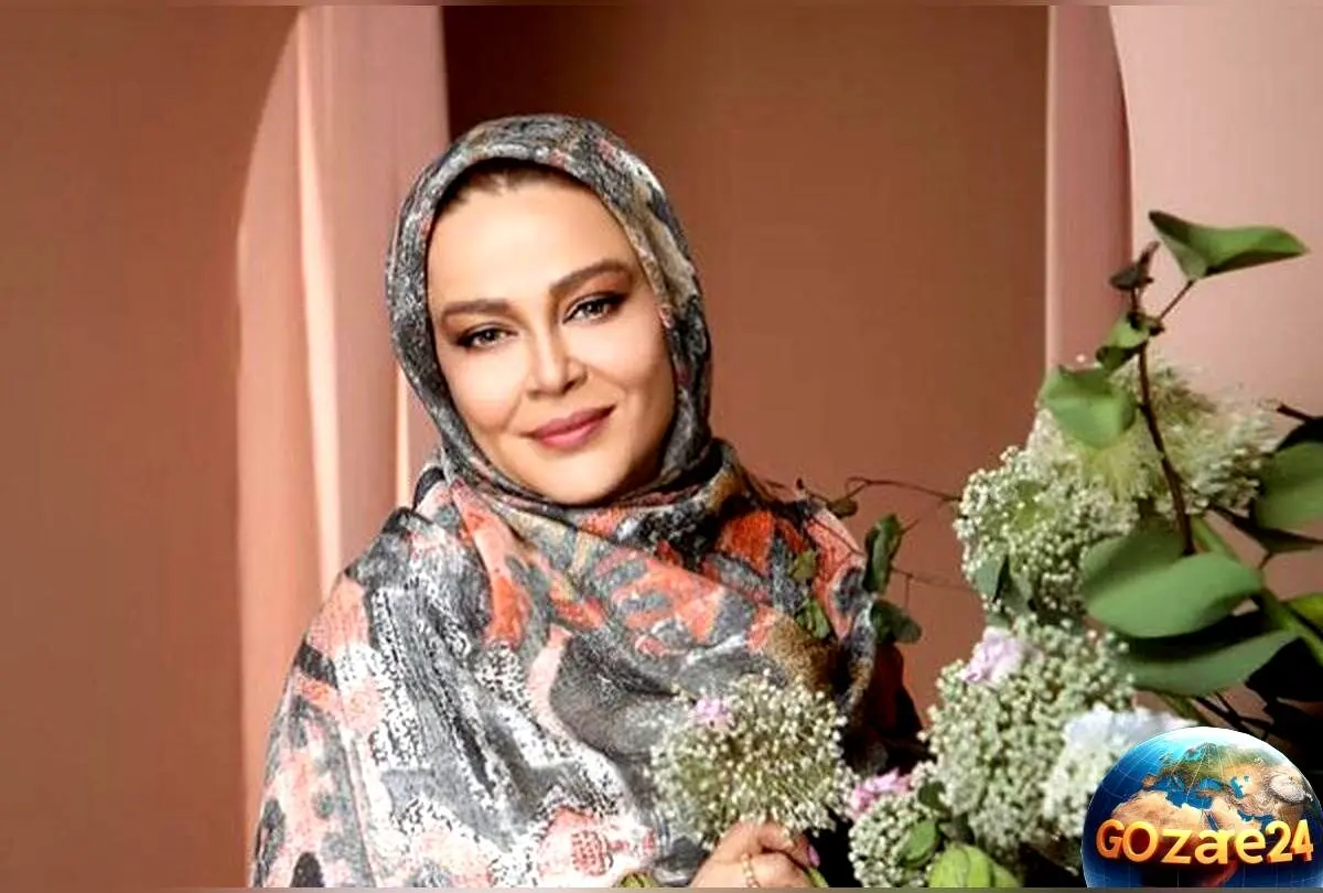 بهاره رهنما با استایل سبز و قرمز در بالکن زیبای خانه‌اش کنار گل‌های خانگی‌اش + عکس جدید