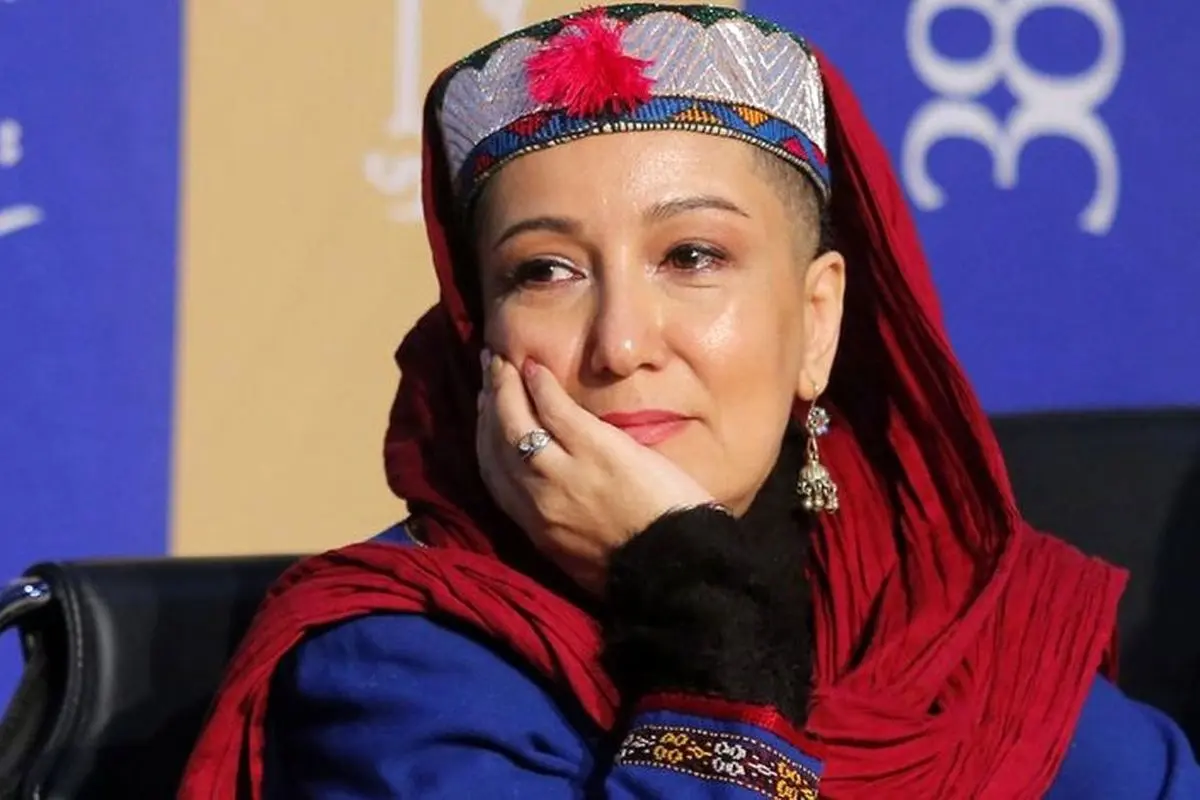 تصویر قدیمی و جذاب از پشت صحنه فیلم «توکیو بدون توقف» با استایل دهه ۶۰ پانته‌آ بهرام
