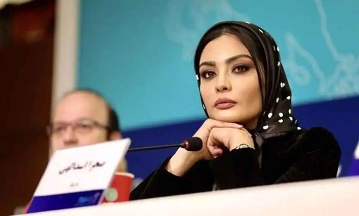 صحرا اسداللهی در خیابان‌های تهران با لباس عروس دیده شد؛ عکس جدید بازیگر محبوب در کنار جمعیت