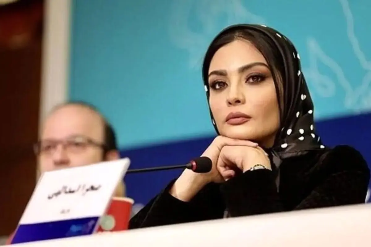 صحرا اسداللهی در خیابان‌های تهران با لباس عروس دیده شد؛ عکس جدید بازیگر محبوب در کنار جمعیت