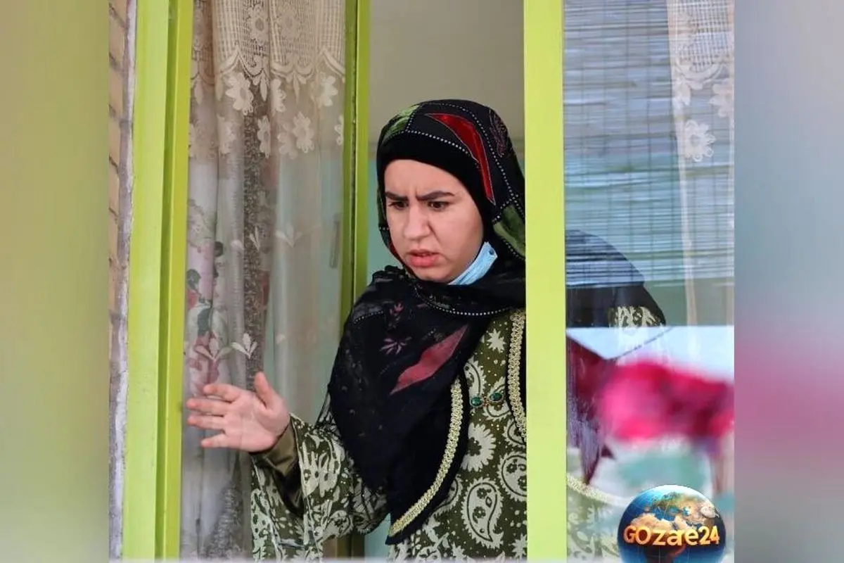 تصویر میز عزای پدربزرگ صهبا شرافتی با چیدمان ساده و آرام در منزل شخصی + داستان زندگی و فعالیت‌های هنری او