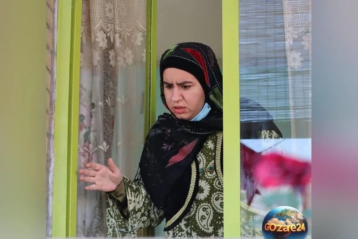 تصویر میز عزای پدربزرگ صهبا شرافتی با چیدمان ساده و آرام در منزل شخصی + داستان زندگی و فعالیت‌های هنری او